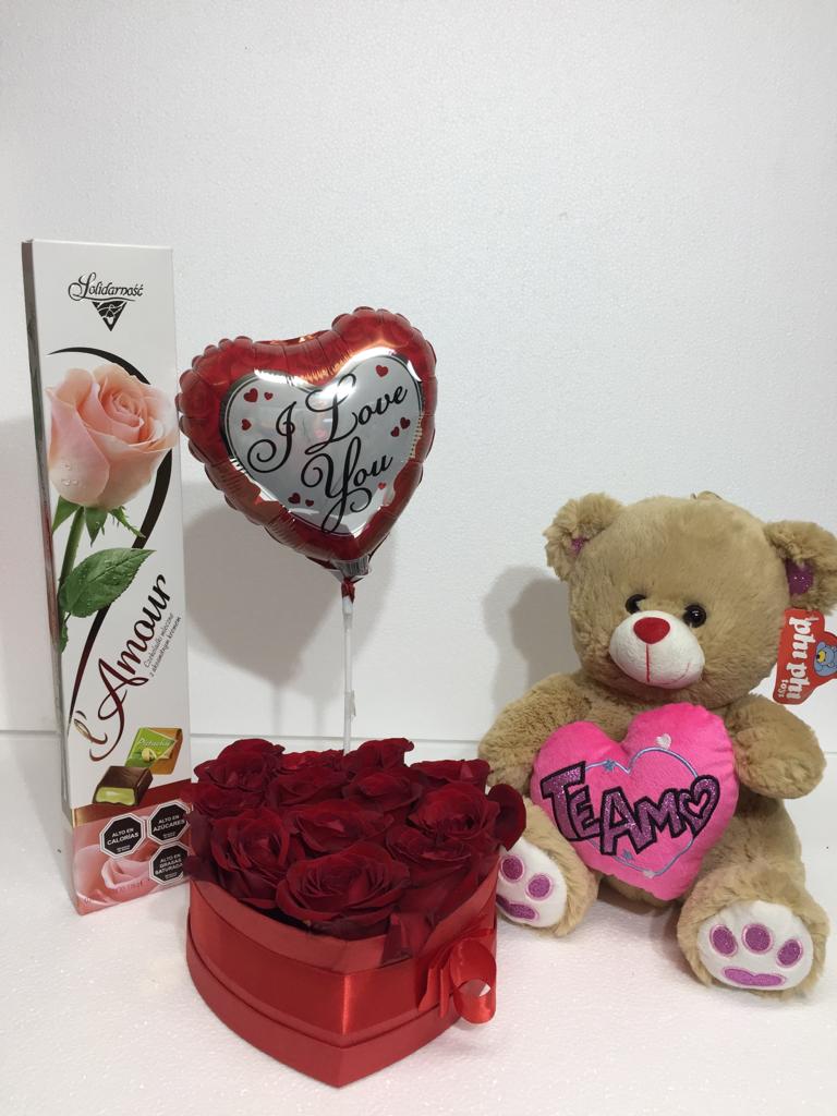 Caja corazón con 12 Rosas más Bombones de 116 Grs, Peluche de 26 cm y Globito